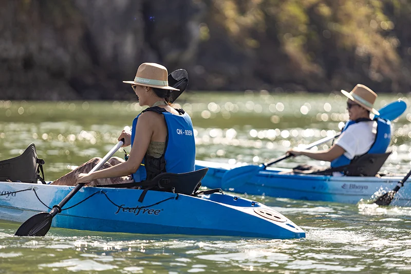 Du khách chèo kayak đôi trên mặt nước Hồ Ba Hầm