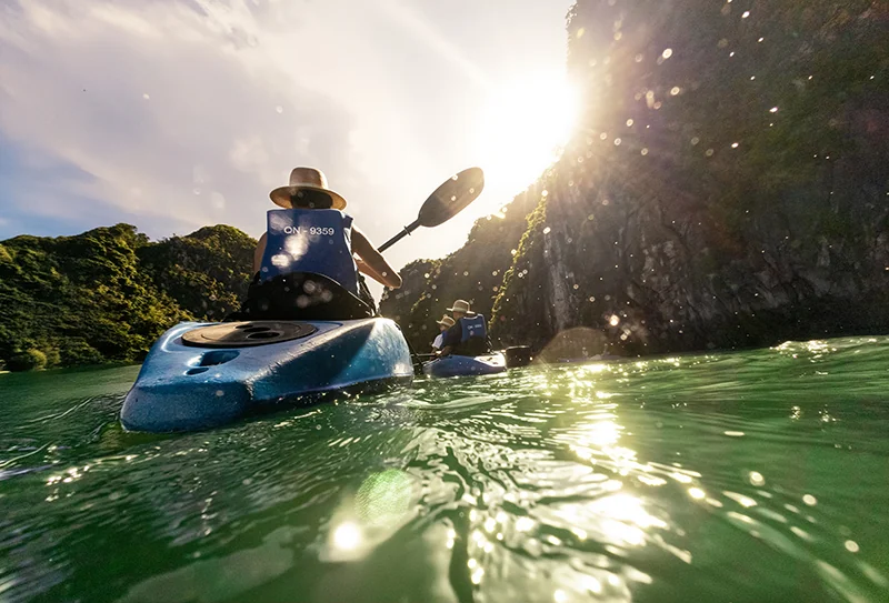 Chèo kayak trong ánh nắng sớm trên đường vào Hồ Ba Hầm