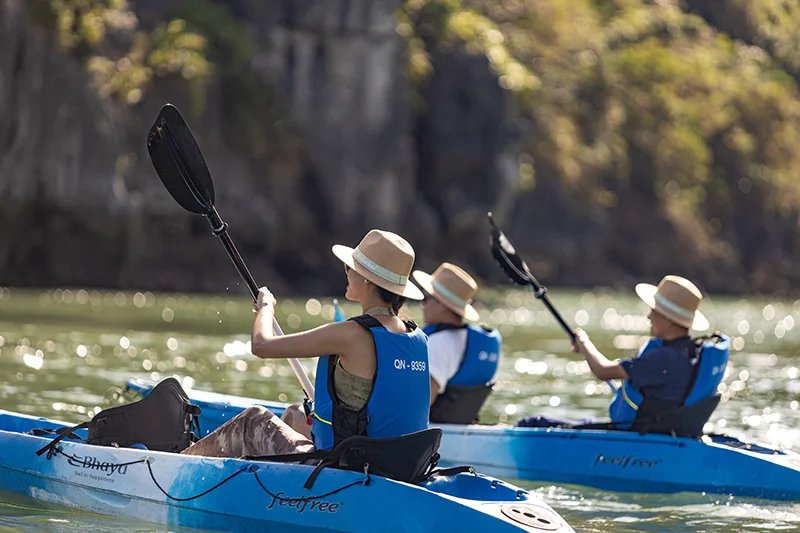 Đoàn kayak nối hàng giữa các khoang Hồ Ba Hầm