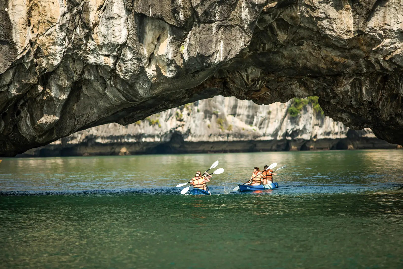 Kayak len qua vòm đá tự nhiên dẫn vào Hồ Ba Hầm