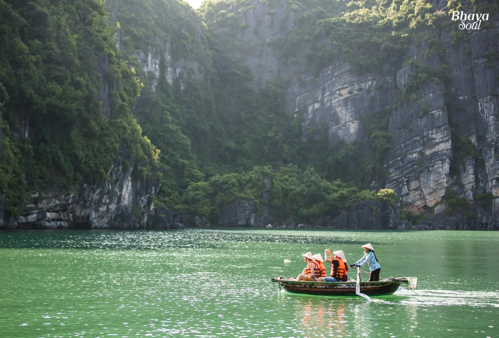 Thuyền nan chở du khách giữa vách núi đá vôi trên đường tới Cửa Vạn