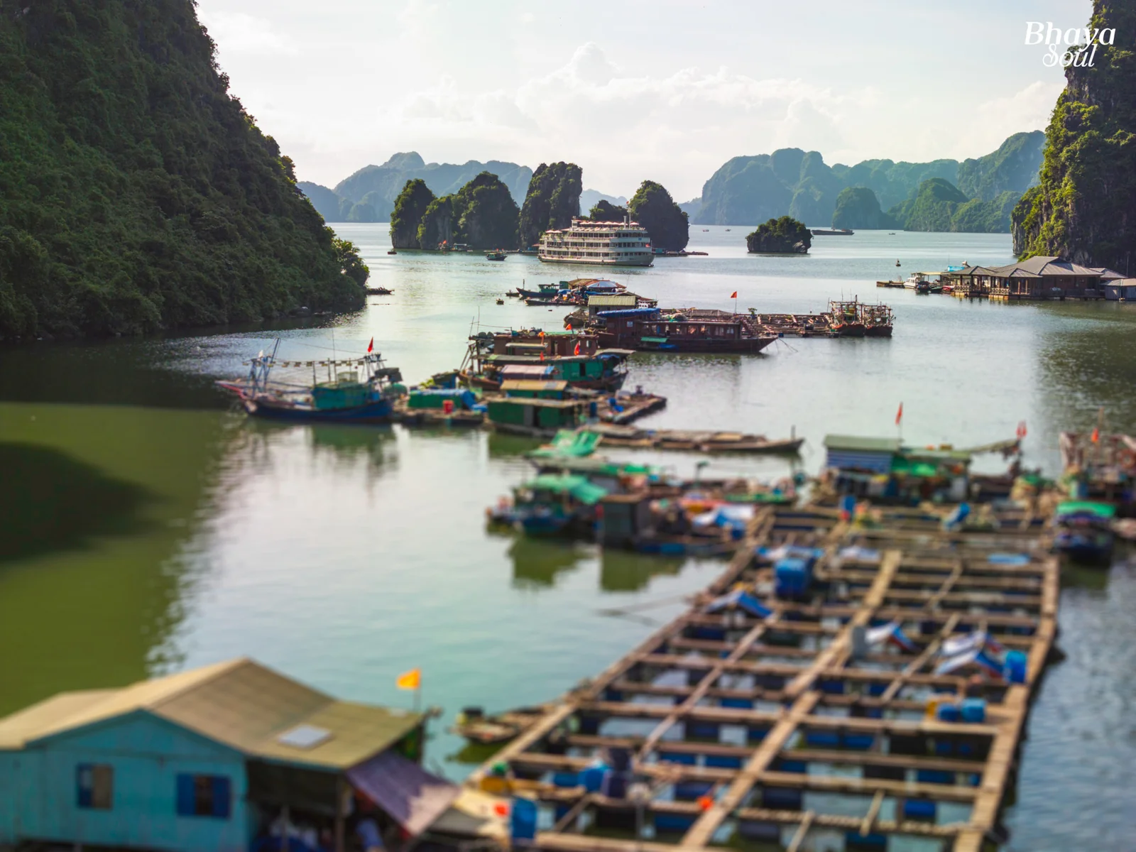 Toàn cảnh làng chài Cửa Vạn nhìn từ trên cao, giữa các đảo đá vôi