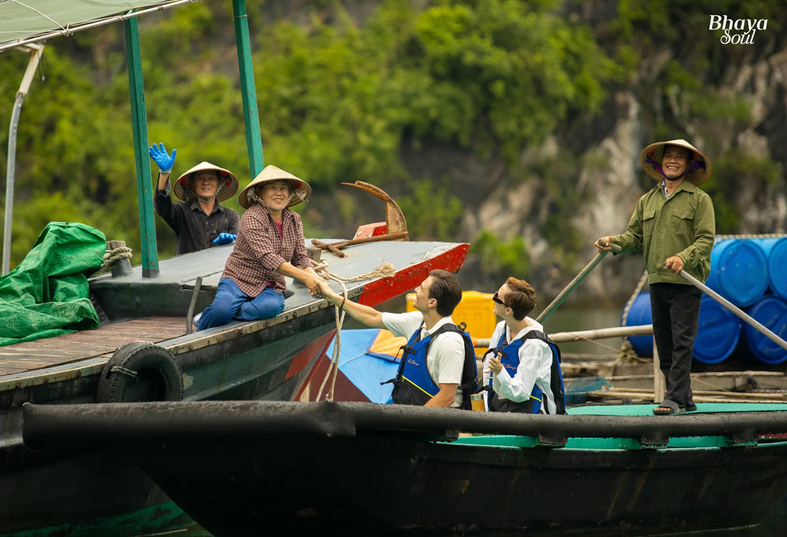 Người dân Cửa Vạn đón khách lên thuyền nan tham quan làng chài