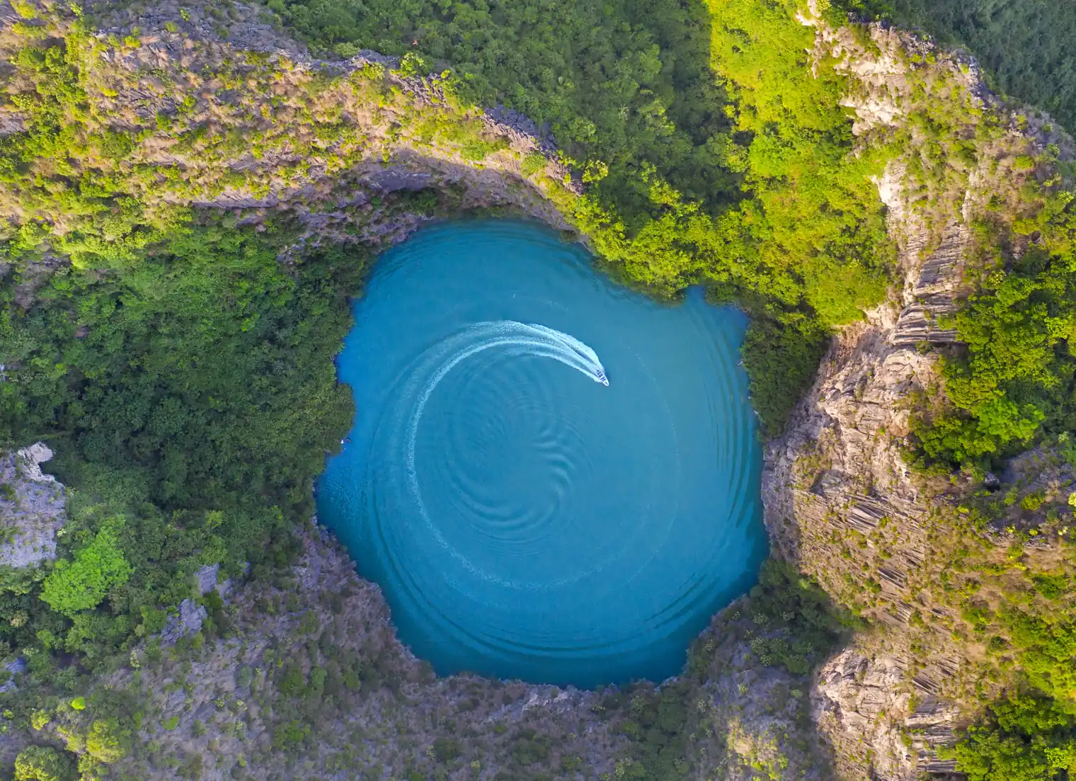 Hồ Ba Hầm nhìn từ trên cao giữa núi đá vôi Vịnh Lan Hạ, một trong 4 địa điểm nổi bật khi du thuyền Cát Bà