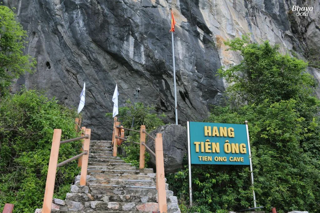 Lối vào hang Tiên Ông với biển tên và bậc thang dẫn lên