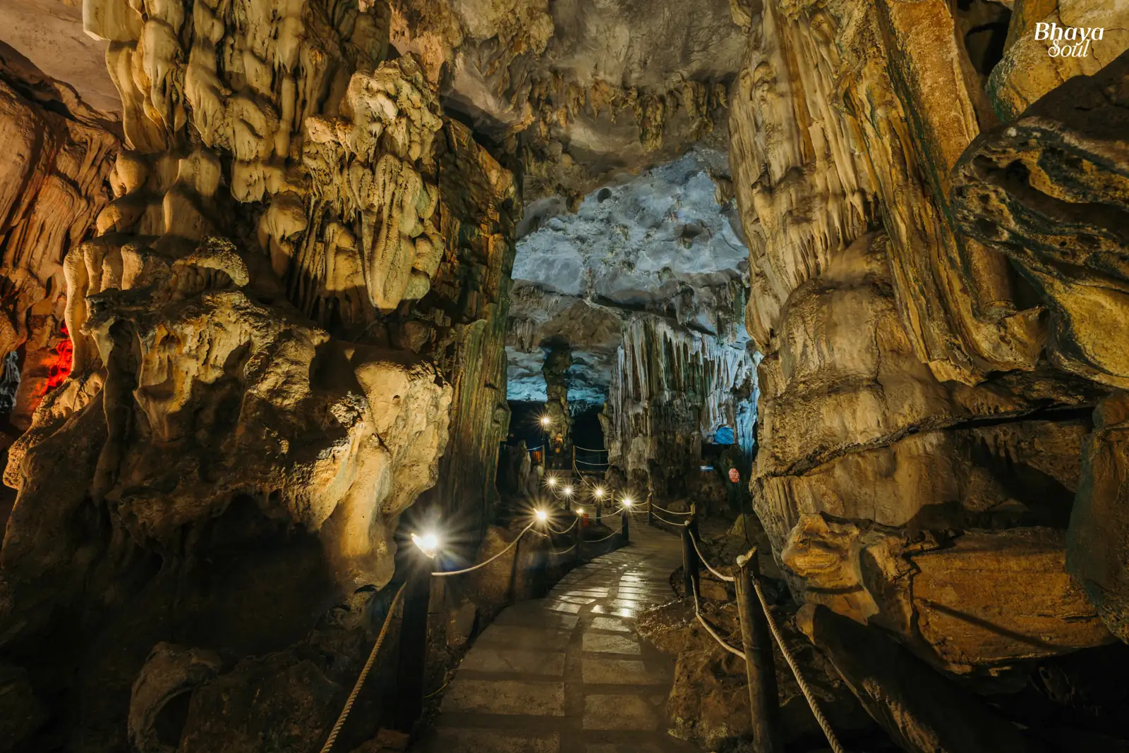 Nhũ đá bao quanh lối đi trong hang Tiên Ông
