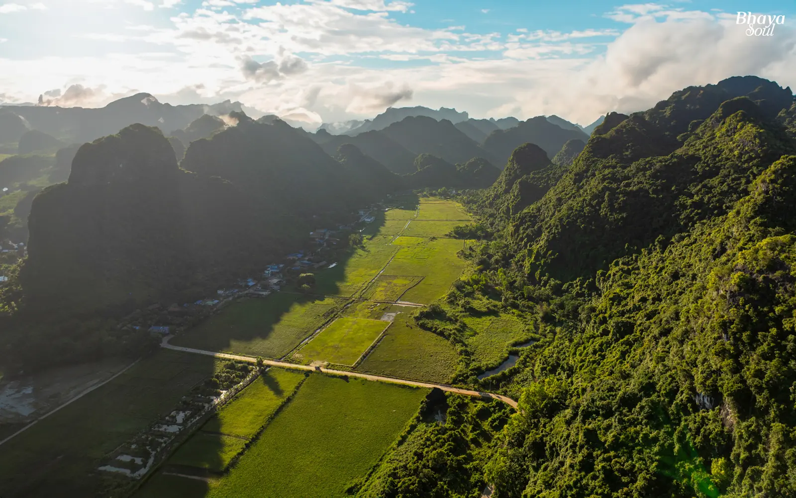 Toàn cảnh thung lũng làng Việt Hải nhìn từ trên cao, bao quanh bởi núi đá vôi