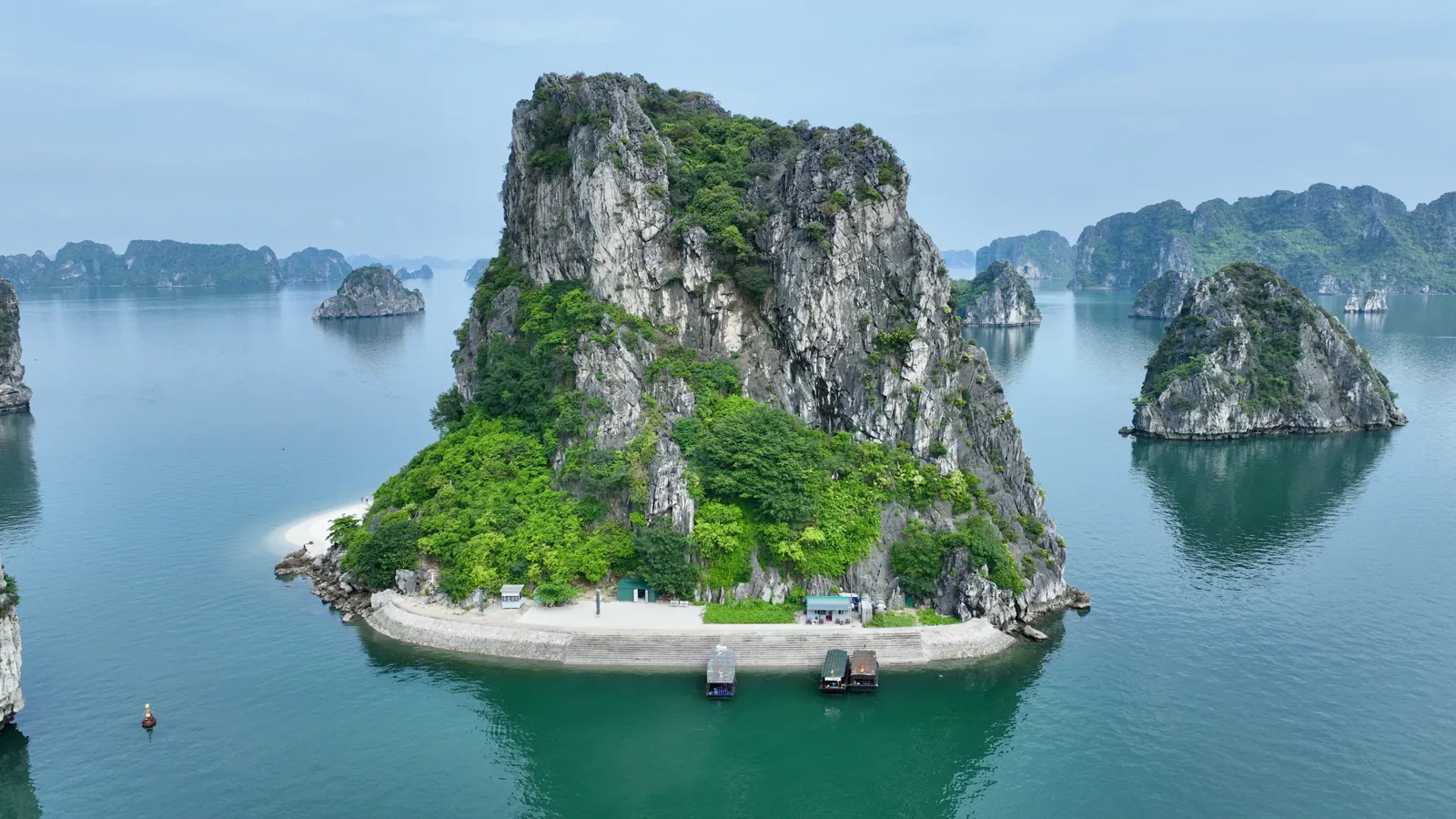 Đảo đá nhỏ có bến tàu và nhà chờ trong vịnh Bái Tử Long, gần khu vực hang Thiên Cảnh Sơn