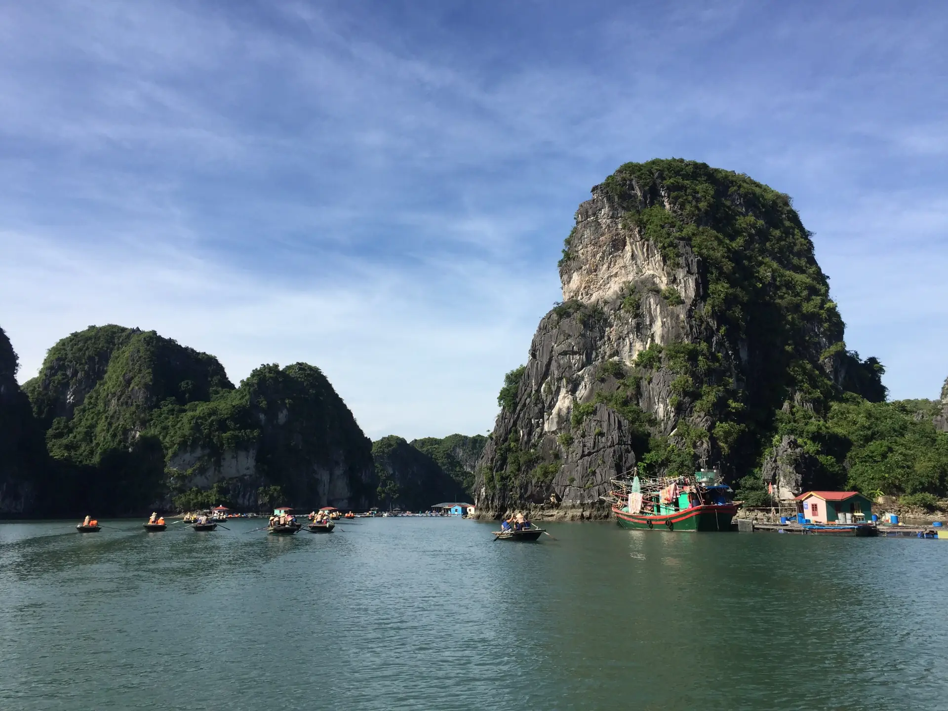 Đoàn thuyền nan chở khách tham quan làng chài Vũng Viêng giữa núi đá vôi vịnh Bái Tử Long