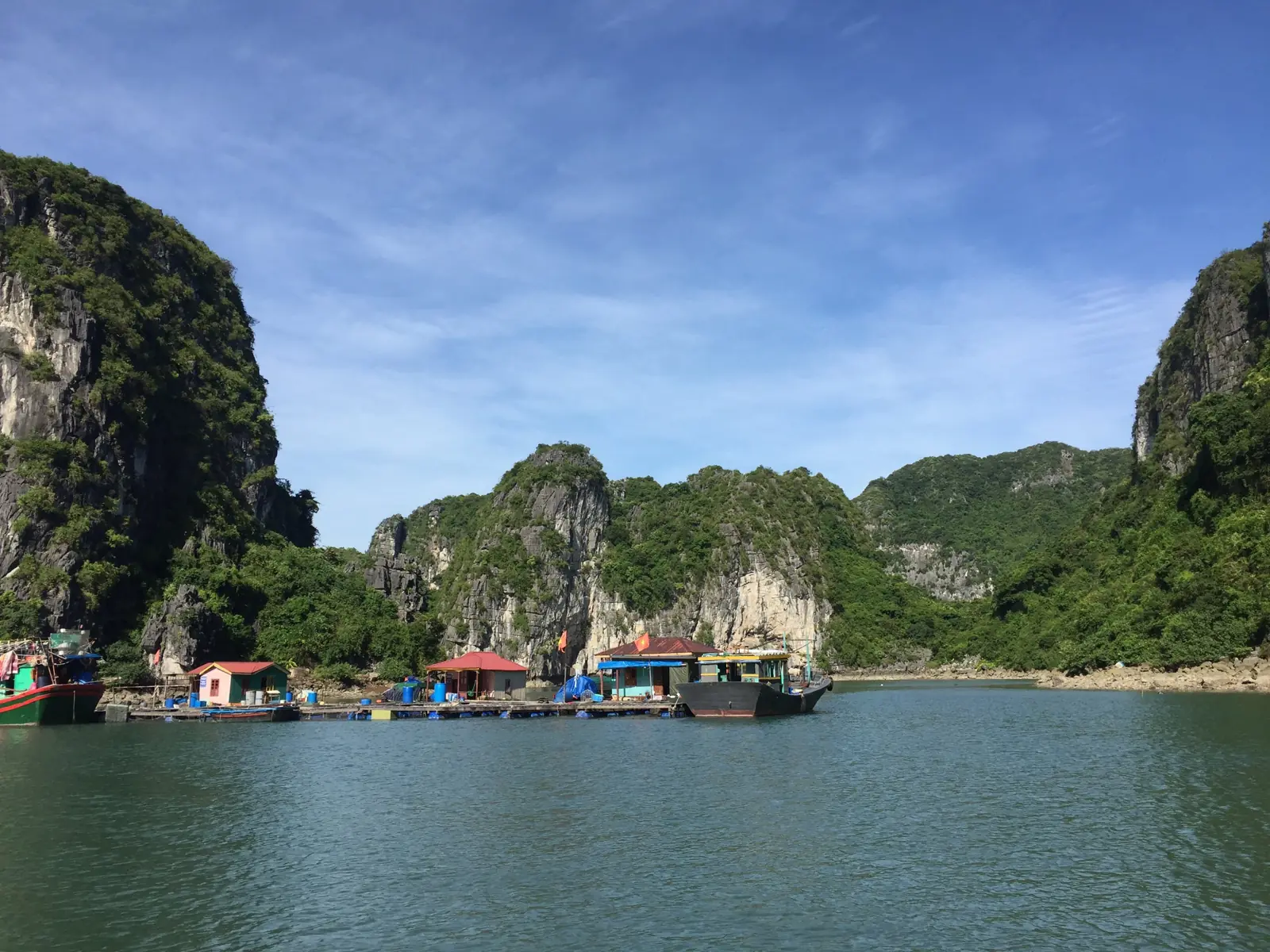Những nhà bè mái tôn nhiều màu sắc nổi trên mặt nước tại làng chài Vũng Viêng