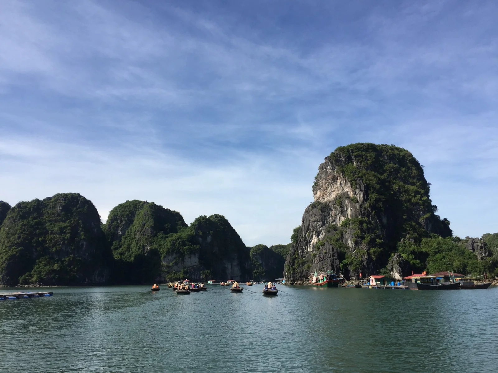 Đoàn thuyền nan chở khách tiếp cận làng chài Vũng Viêng giữa các đảo đá vôi vịnh Bái Tử Long