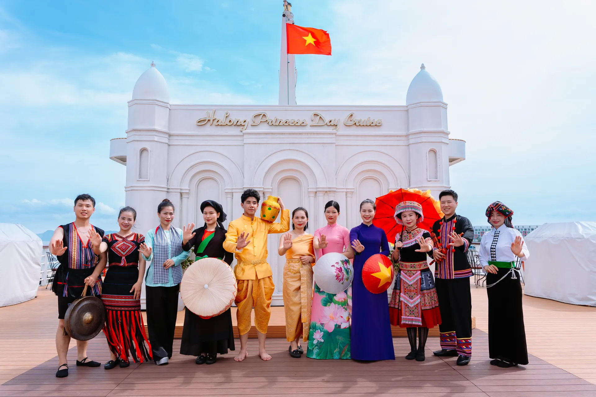 Dàn nghệ sĩ Hạ Long Princess Day Cruise trình diễn trang phục các dân tộc Việt Nam trên tầng thượng du thuyền