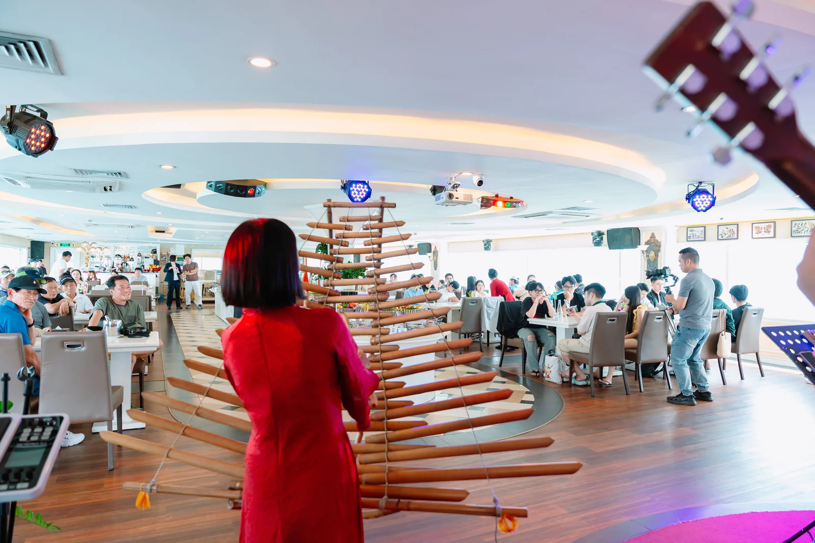 Ban nhạc biểu diễn nhạc sống trong nhà hàng trên du thuyền Hạ Long Princess Day Cruise tour ngày