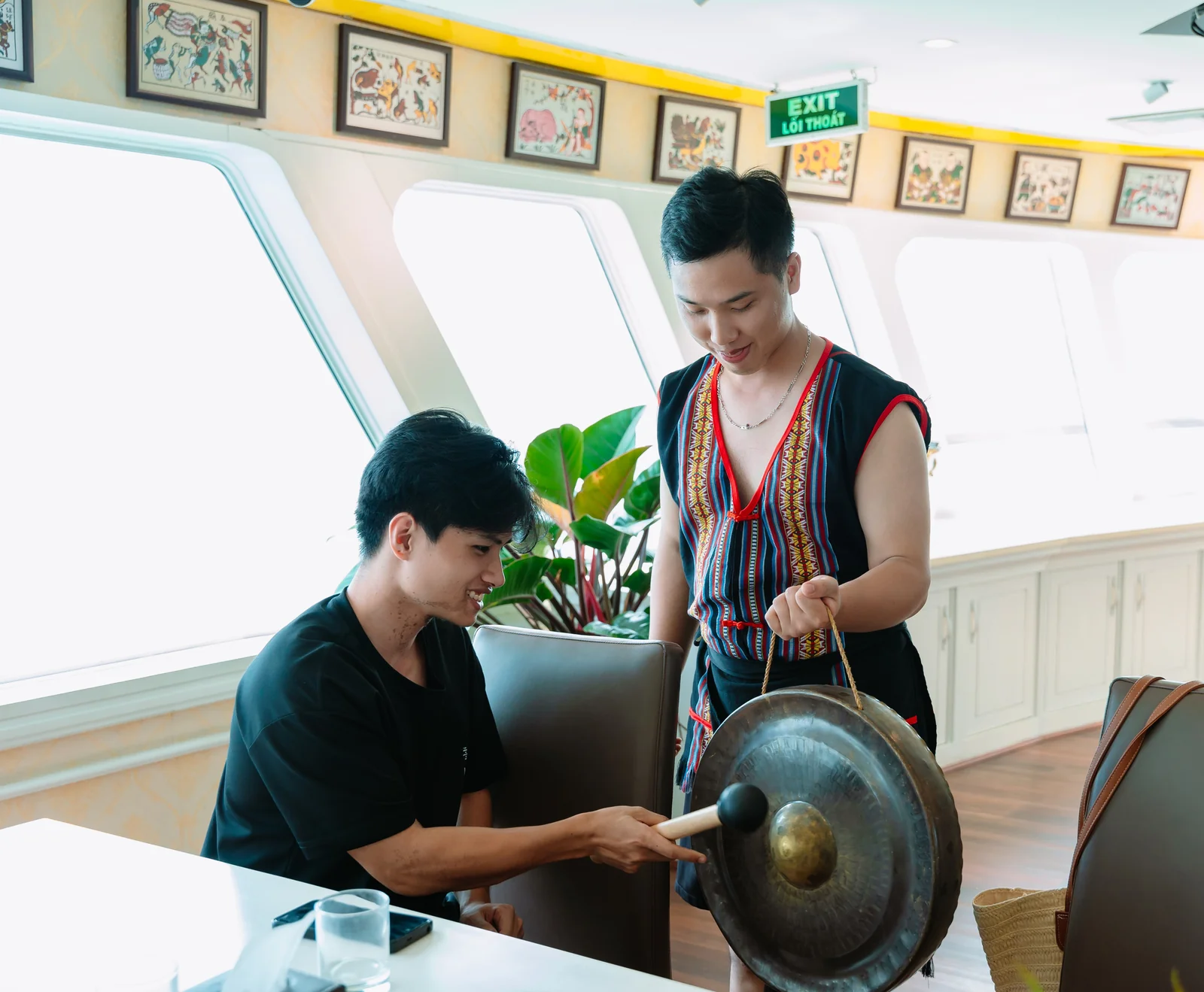 Nghệ sĩ biểu diễn cồng chiêng Tây Nguyên trong nhà hàng trên du thuyền Hạ Long Princess Day Cruise
