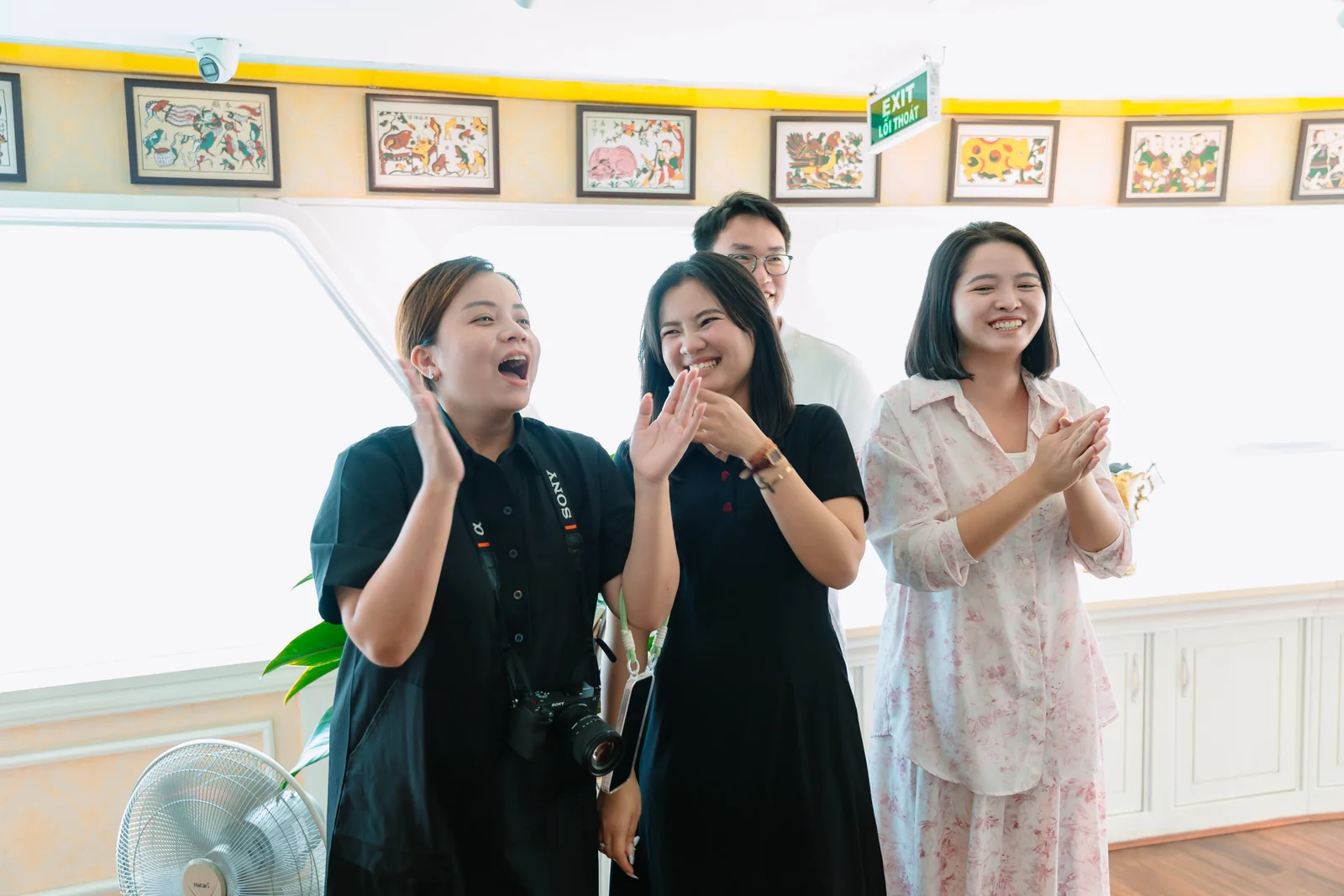 Du khách hoà mình nhảy múa cùng nghệ sĩ trong không khí lễ hội trên du thuyền Hạ Long Princess Day Cruise