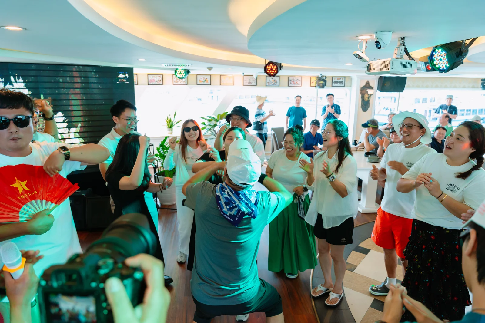 Du khách quốc tế giao lưu văn hoá dân gian cùng đội nghệ thuật trên du thuyền Hạ Long Princess Day Cruise