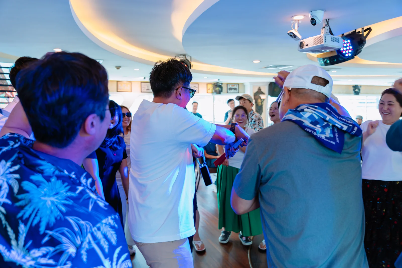Không khí giao lưu sôi động giữa du khách và nghệ sĩ trên du thuyền Hạ Long Princess Day Cruise