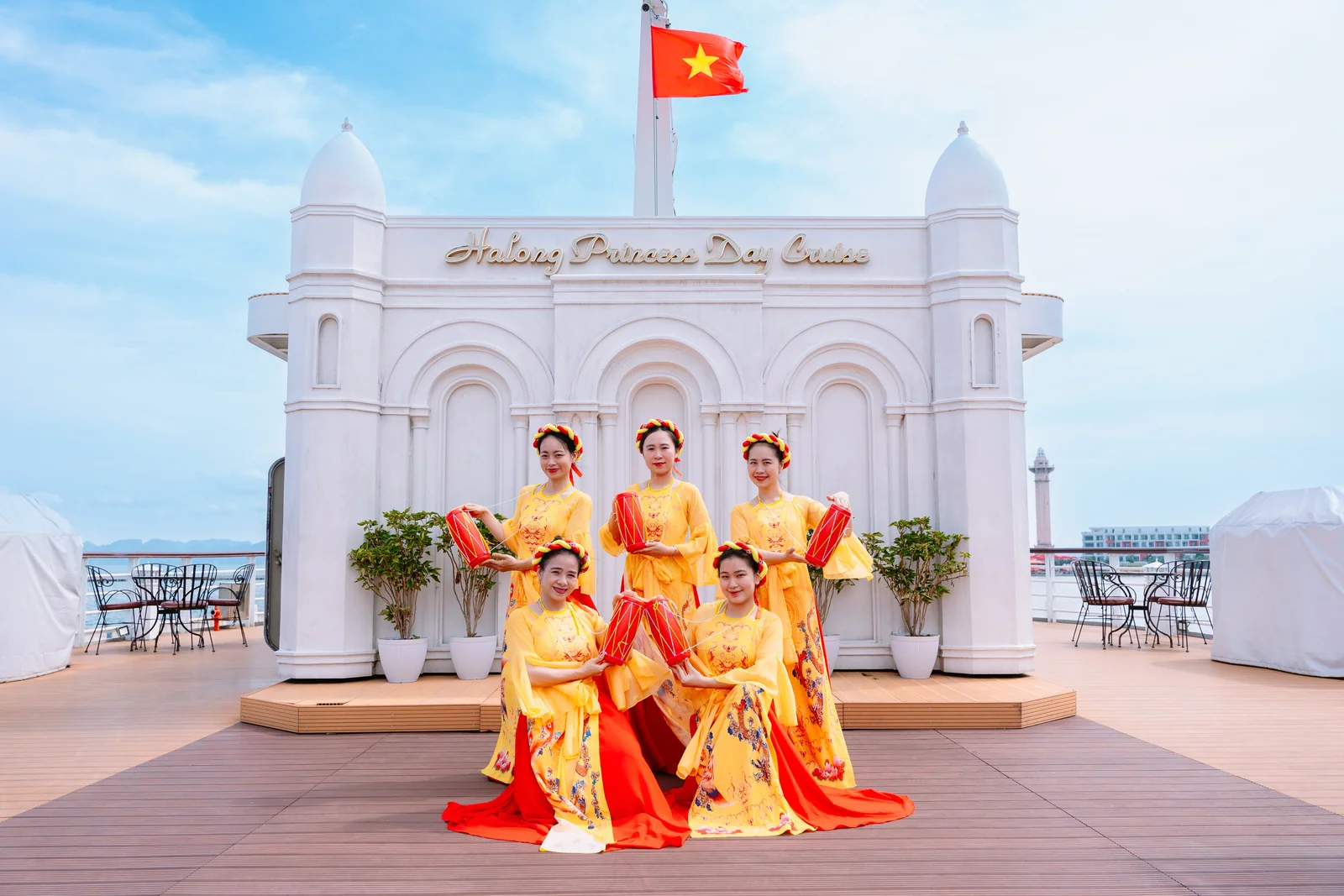 Đội nghệ sĩ múa dân gian trong trang phục áo tứ thân truyền thống trên du thuyền Hạ Long Princess Day Cruise