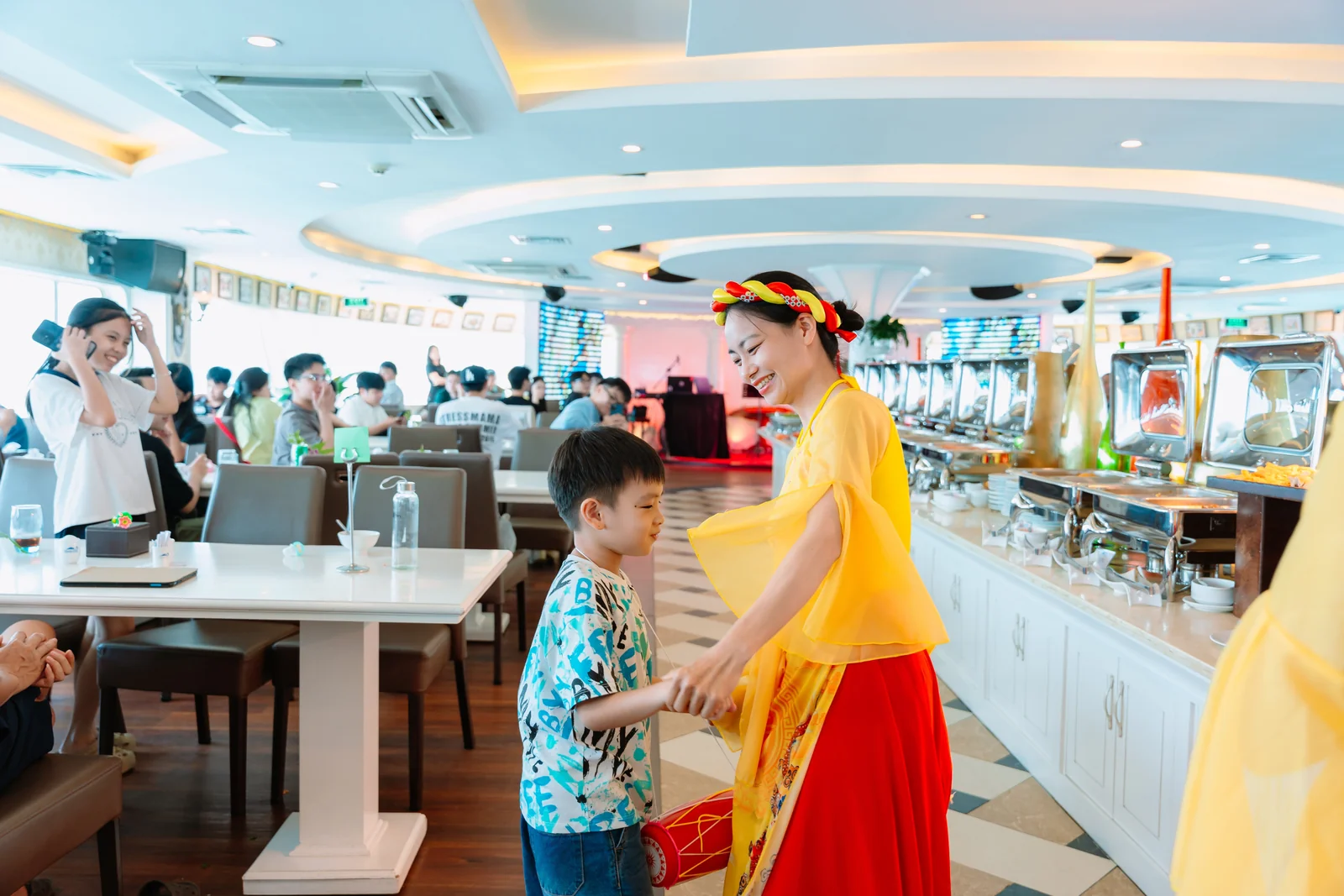 Nghệ sĩ trong trang phục áo tứ thân giao lưu cùng em nhỏ trong bữa trưa trên du thuyền Hạ Long Princess Day Cruise