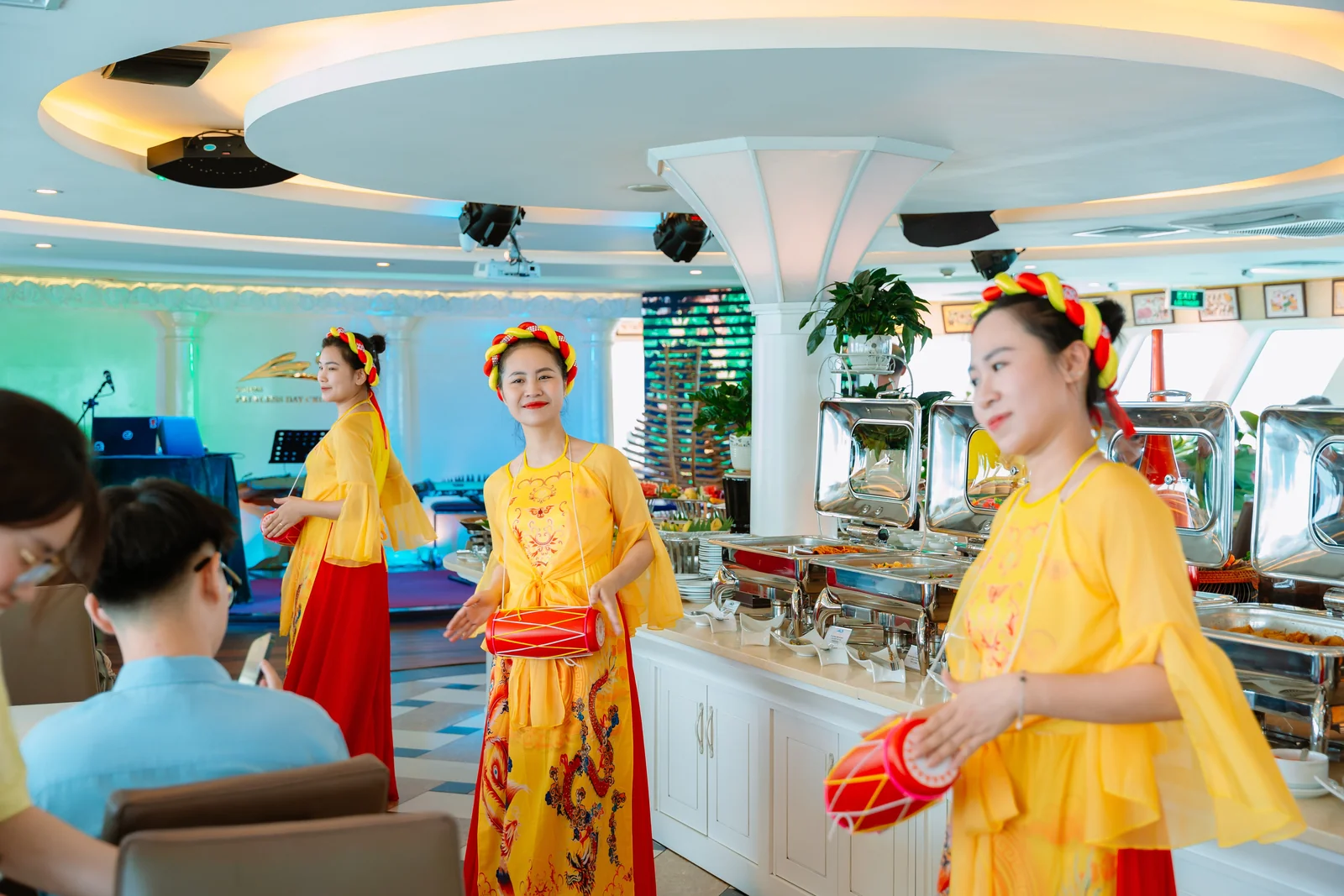 Ba nữ nghệ sĩ biểu diễn múa trống cơm trong nhà hàng trên du thuyền Hạ Long Princess Day Cruise