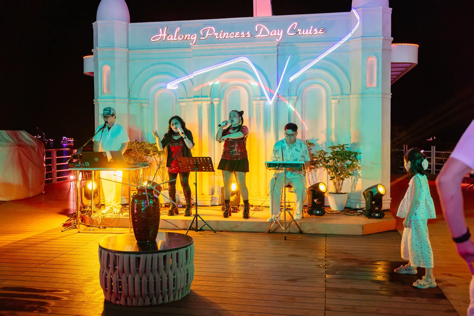 Ban nhạc khép lại minishow văn hoá trên Sundeck du thuyền Hạ Long Princess