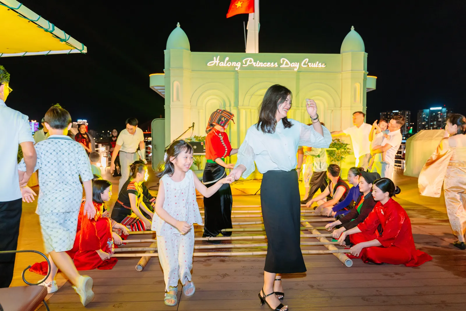 Du khách hoà mình vào điệu nhảy sạp cùng nghệ sĩ trên Sundeck du thuyền Hạ Long Princess