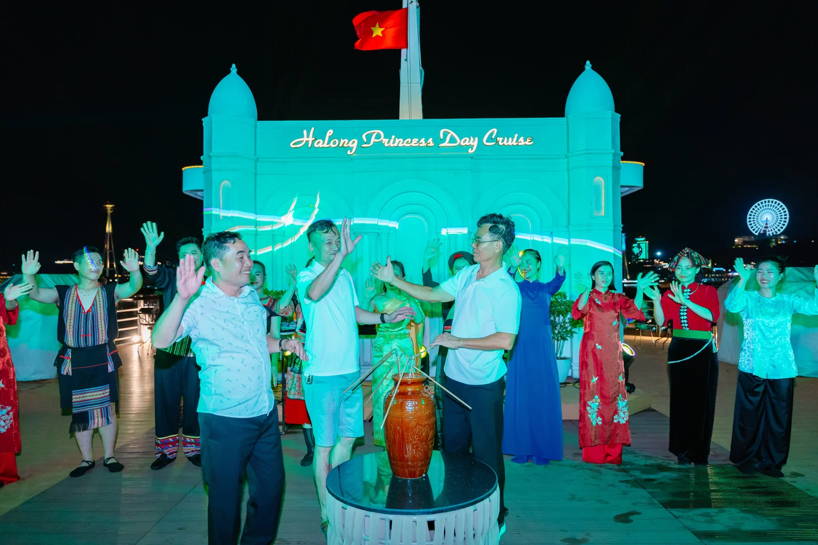 Khoảnh khắc nhấp chén rượu cần giữa đêm trên Sundeck du thuyền Hạ Long Princess