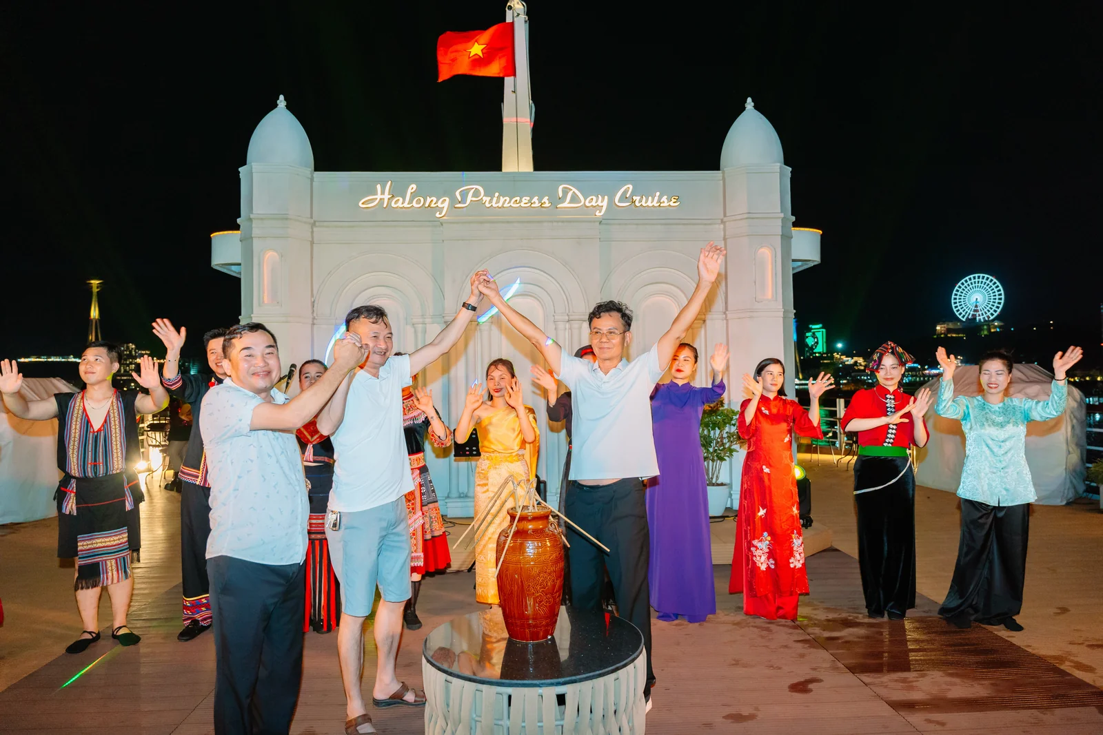 Không khí rộn ràng quanh ché rượu cần trong Sundeck Cultural Experience trên du thuyền Hạ Long Princess