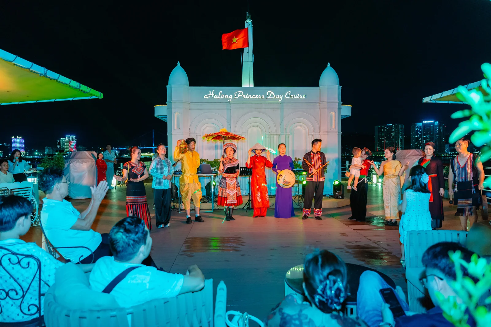 Trình diễn trang phục các dân tộc Việt Nam trong minishow Tinh Hoa Văn Hóa Việt trên du thuyền Hạ Long Princess