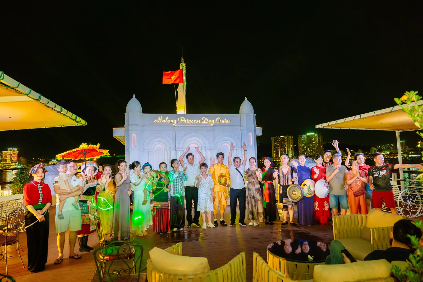 Nghệ sĩ và du khách chụp ảnh lưu niệm sau tiết mục trình diễn trang phục dân tộc trên du thuyền Hạ Long Princess