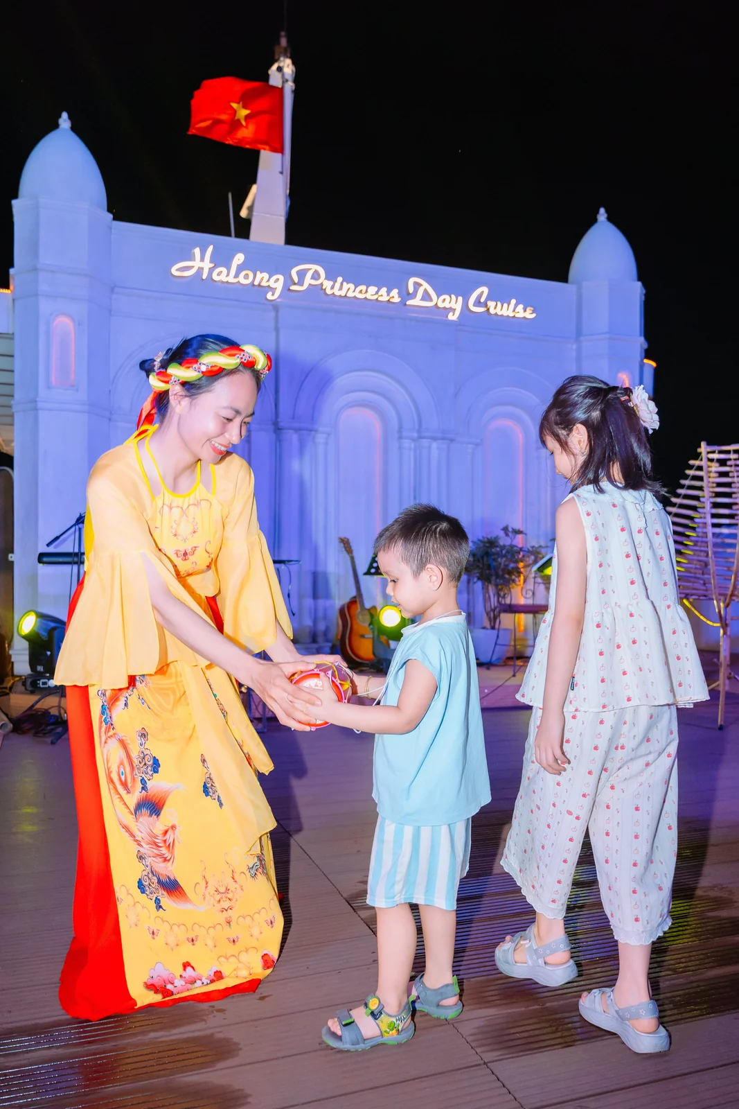 Nghệ sĩ dân gian giao lưu cùng các em nhỏ trong chương trình văn hoá trên du thuyền Hạ Long Princess
