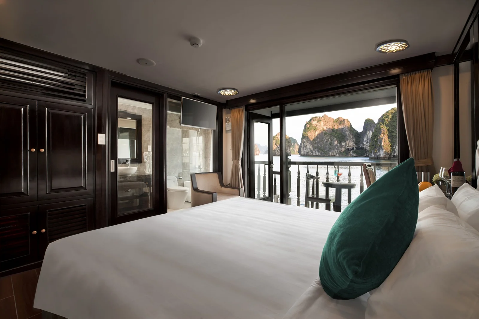 Phòng Senior Balcony Suite trên Alisa Premier Cruise với giường đôi và ban công riêng