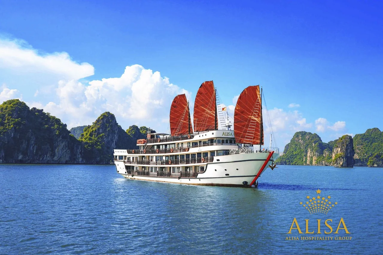 Toàn cảnh Du thuyền Alisa Premier Cruise trên Vịnh Hạ Long nhìn từ trên cao