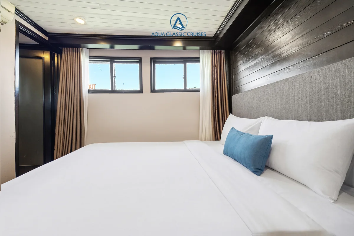 Giường đôi ấm cúng trong cabin Standard Seaview của Aqua Classic Cruise