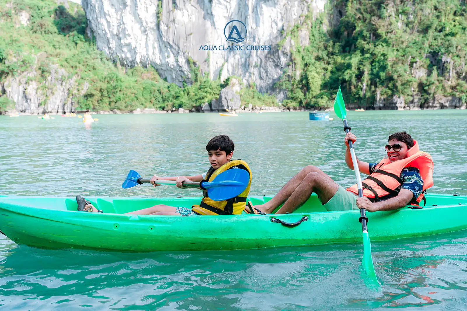 Chèo kayak khám phá hang động cùng Aqua Classic Cruise