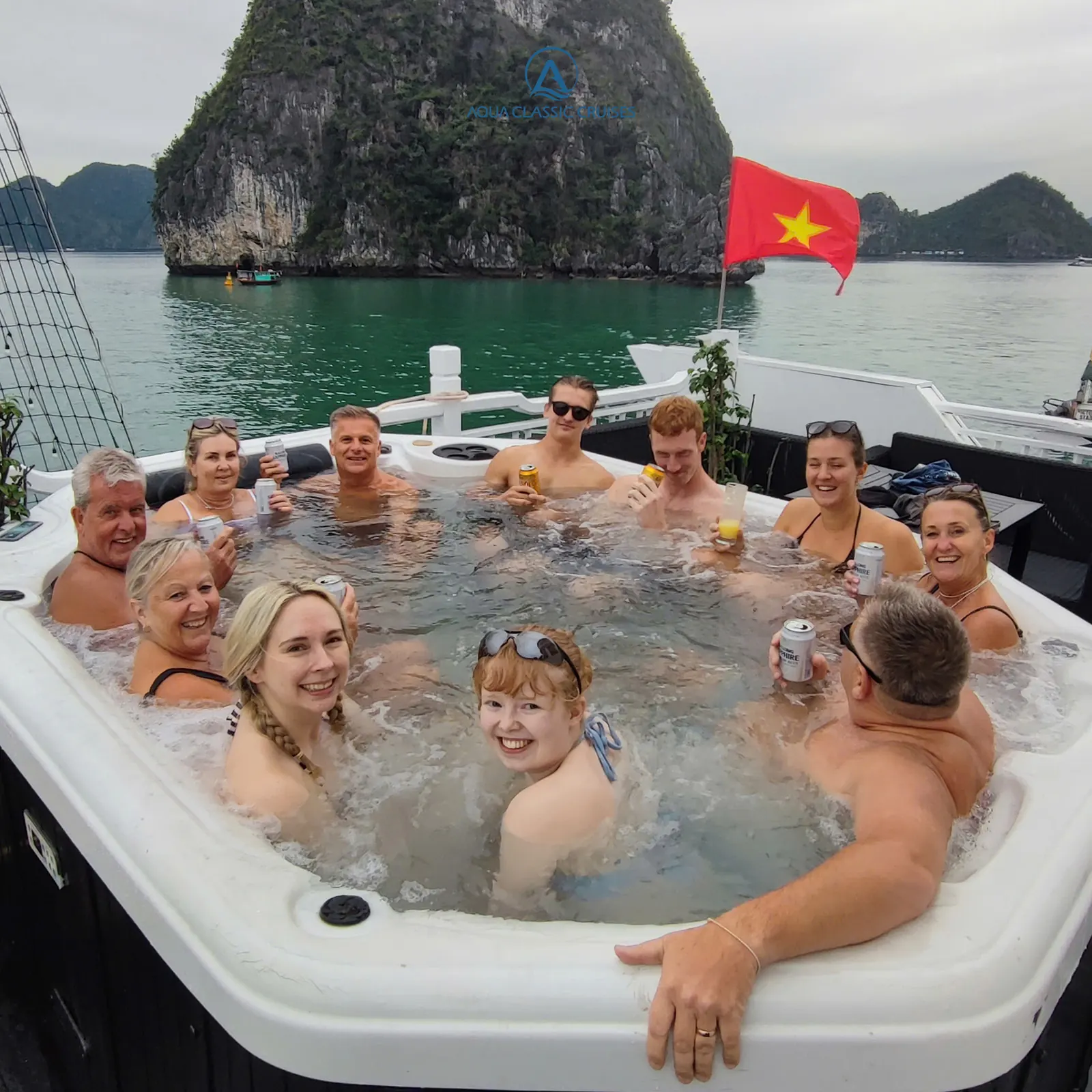 Bể Jacuzzi whirlpool ngoài trời trên du thuyền Aqua Classic Cruise
