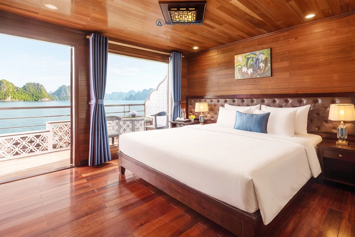 Giường King trong Grand Suite Balcony của Aqua Elegance Cruise