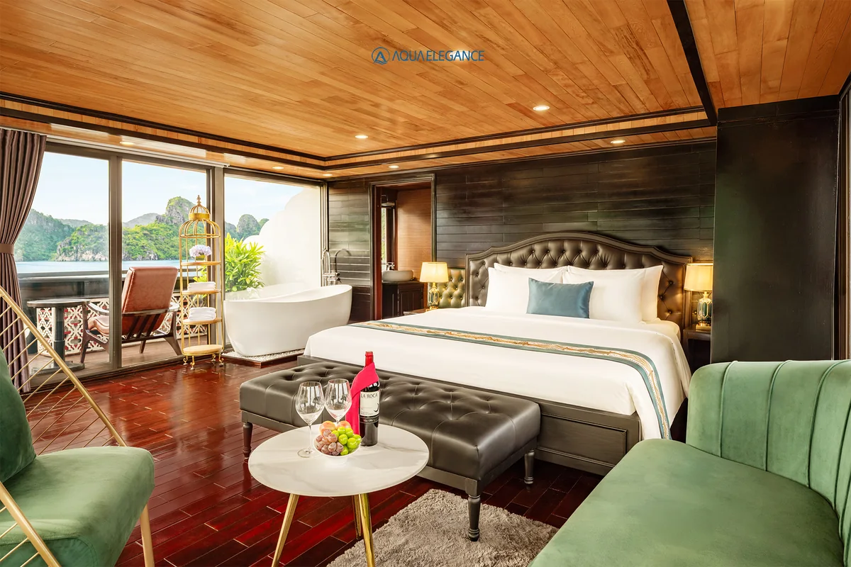 Khu tiếp khách riêng trong President Suite Balcony của Aqua Elegance Cruise