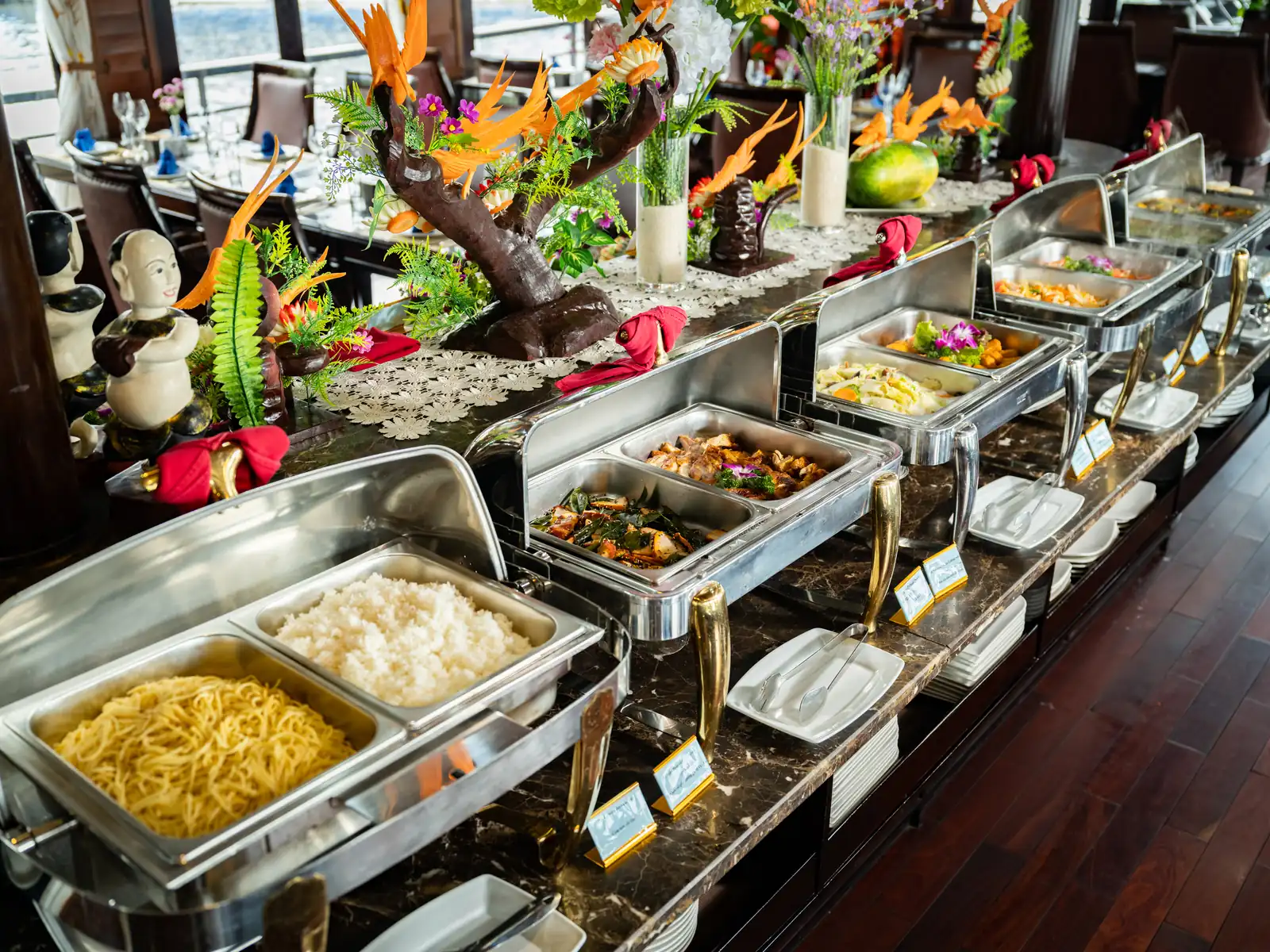 Buffet món Á đa dạng trên du thuyền Aqua Elegance