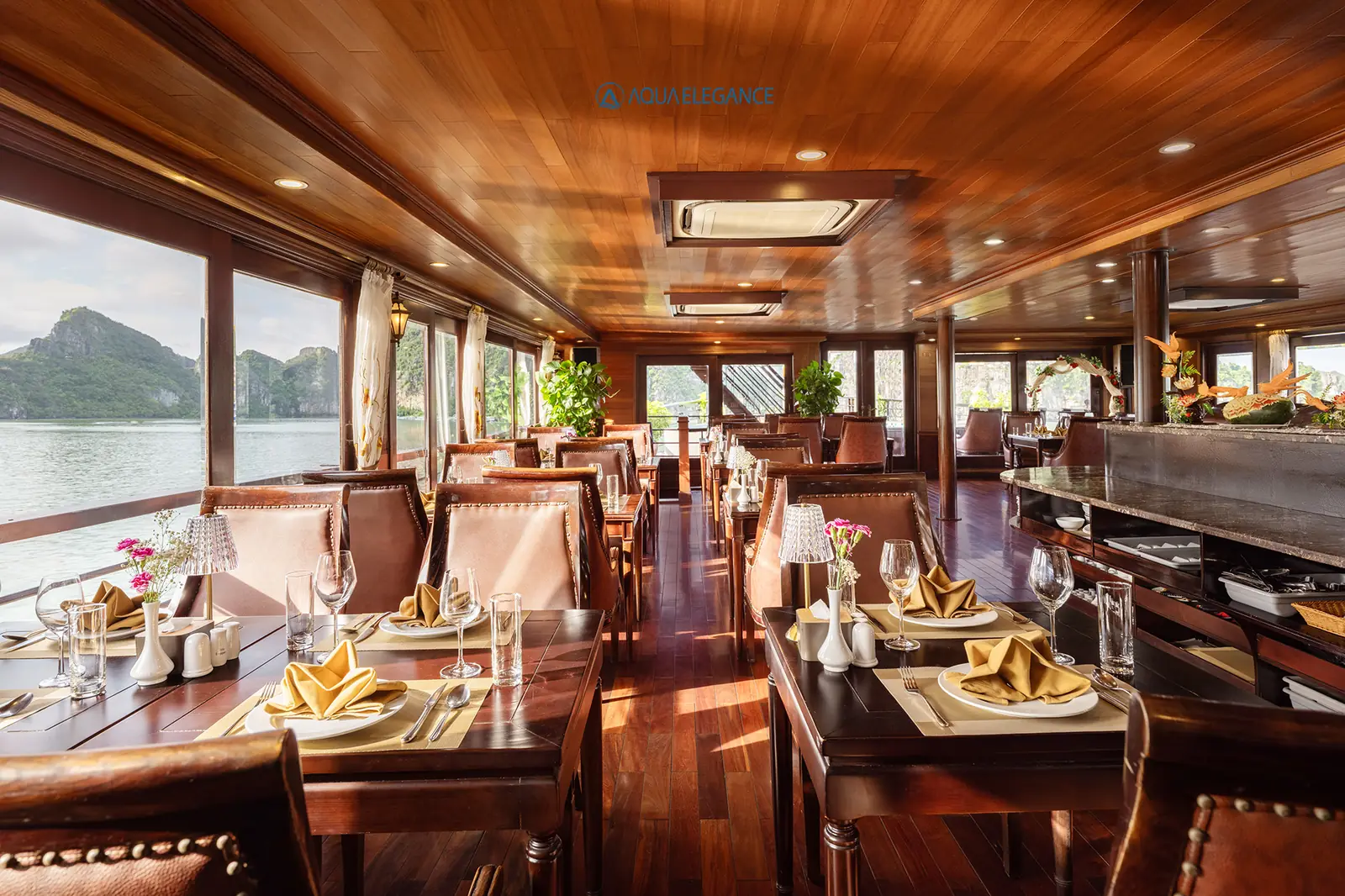 Nhà hàng Aqua Elegance Cruise view toàn cảnh vịnh
