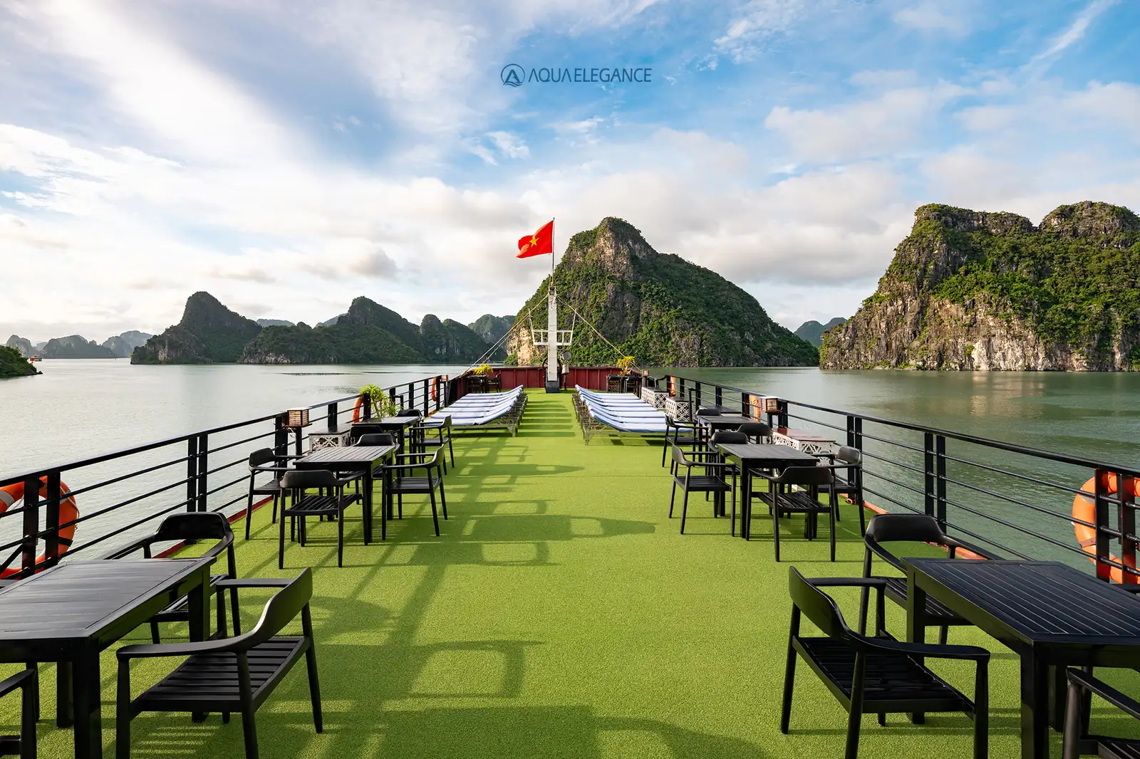 Sundeck ngắm toàn cảnh vịnh trên du thuyền Aqua Elegance