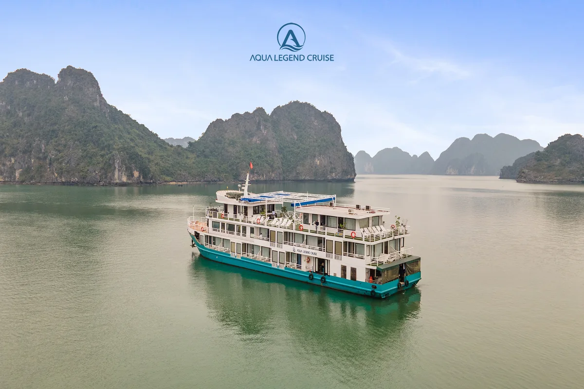 Đảo đá vôi trên Vịnh Lan Hạ nhìn từ Aqua Legend Cruise
