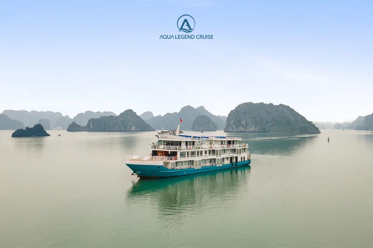Toàn cảnh Aqua Legend Cruise chụp từ flycam giữa Vịnh Lan Hạ