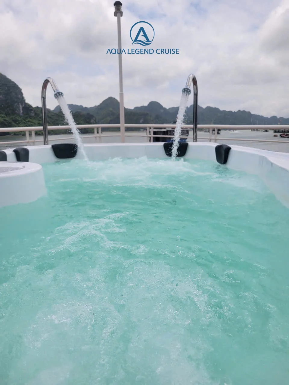 Bồn Jacuzzi sục ngoài trời ở mũi tàu Aqua Legend Cruise