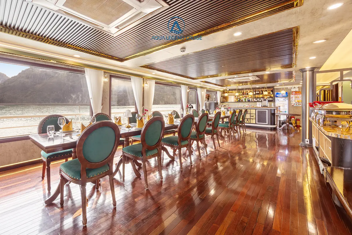 Không gian nhà hàng ấm cúng phục vụ bữa tối trên Aqua Legend Cruise