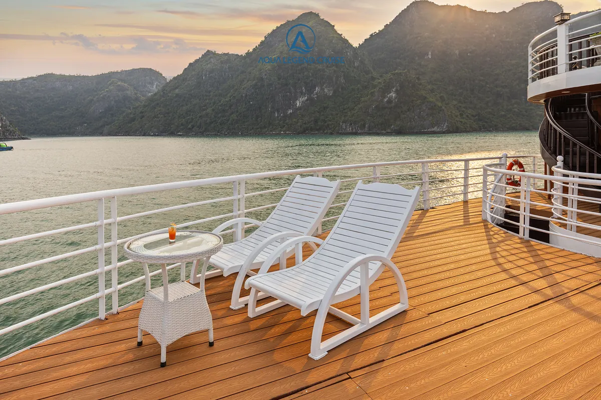 Boong tàu Aqua Legend Cruise nơi diễn ra tiệc Sunset Party
