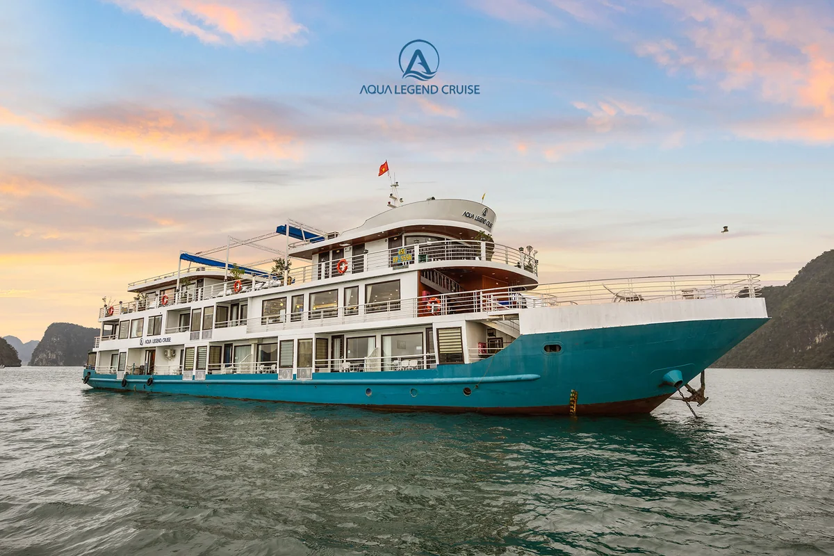 Aqua Legend Cruise lúc hoàng hôn trên vịnh
