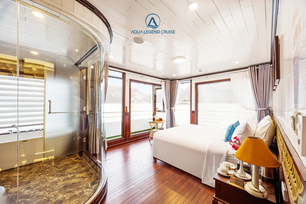 Giường đôi lớn trong cabin King Suite Balcony của Aqua Legend Cruise