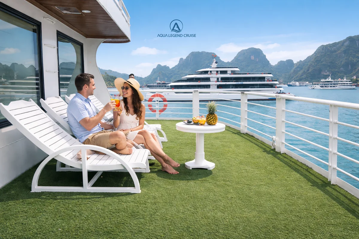 Ban công sàn cỏ nhân tạo riêng của President Suite Balcony trên Aqua Legend Cruise
