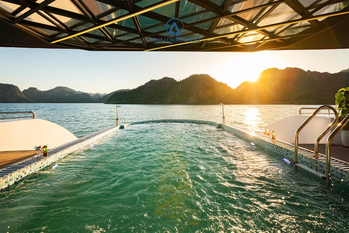 Bể bơi 4 mùa ngoài trời lớn nhất Vịnh Lan Hạ trên Aqua Luxury Cruise